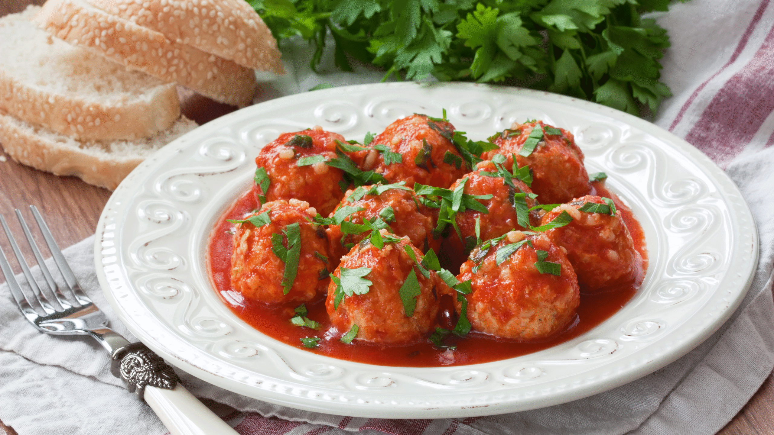 Oppskrift på Albóndigas – spanske kjøttboller i tomatsaus
